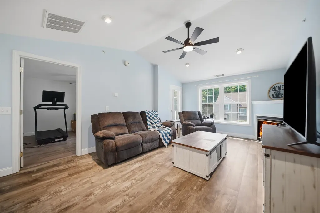 6 Crestview Circle Londonderry NH 03053