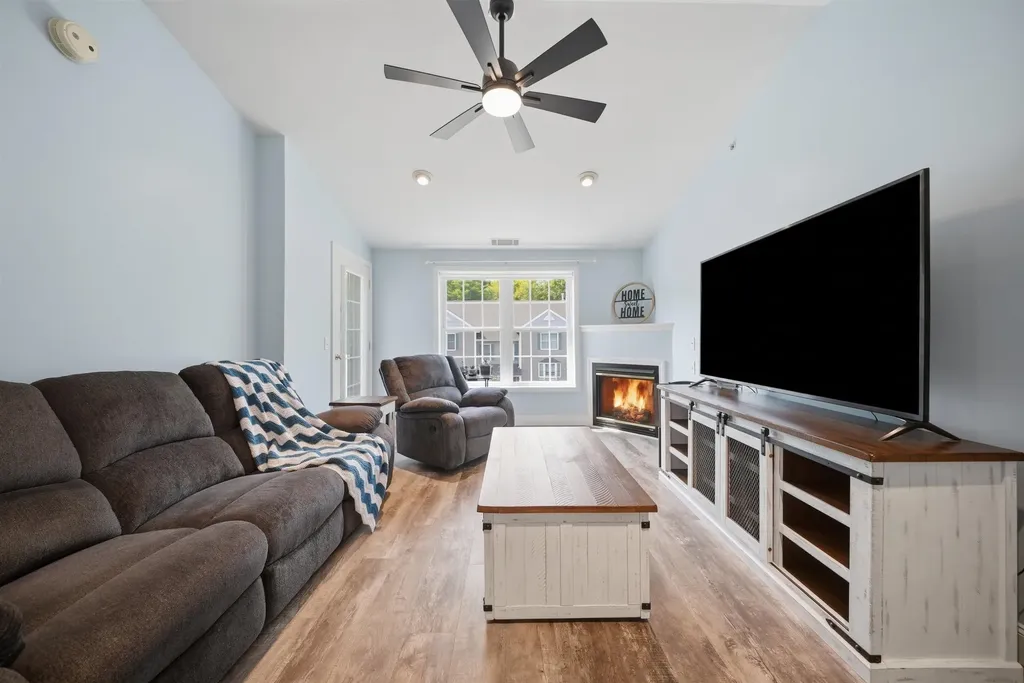 6 Crestview Circle Londonderry NH 03053