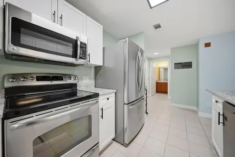 6 Crestview Circle Londonderry NH 03053