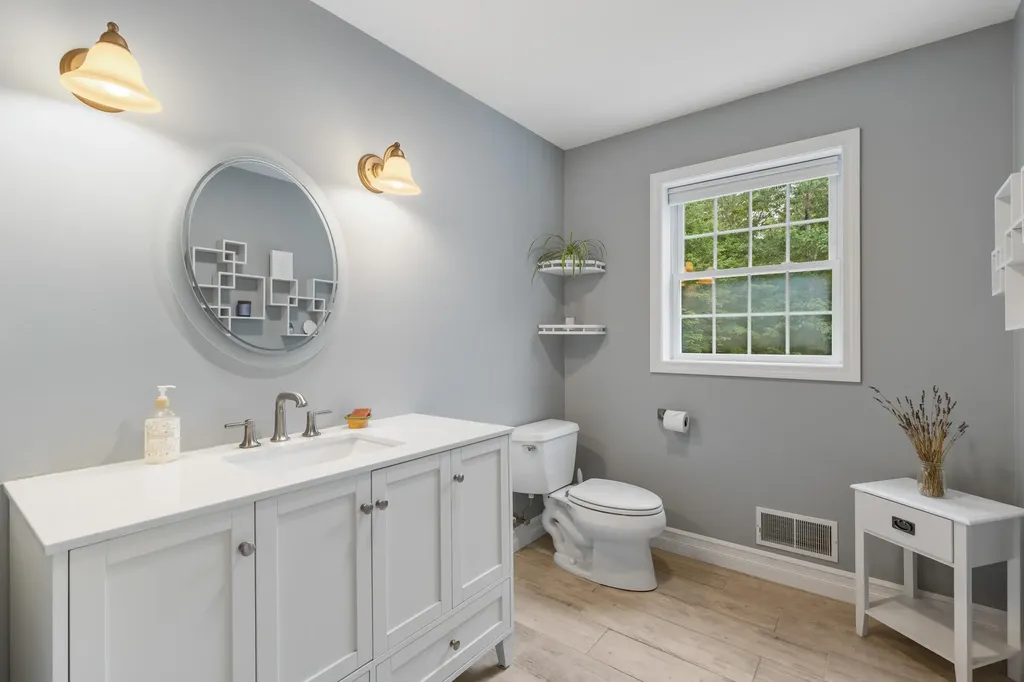 24 Thurston Drive Lee NH 03861