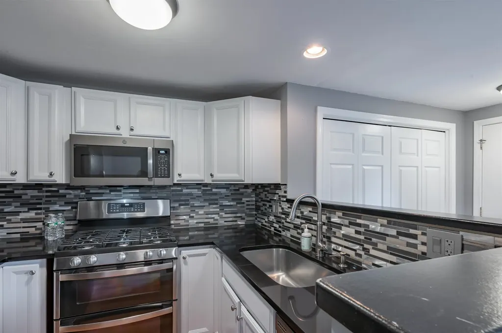 21 Silverton Drive Nashua NH 03062