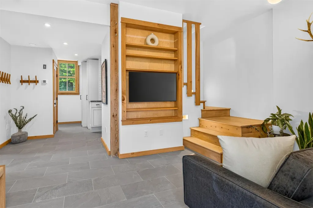 564 Goodaleville Road Jamaica VT 05343