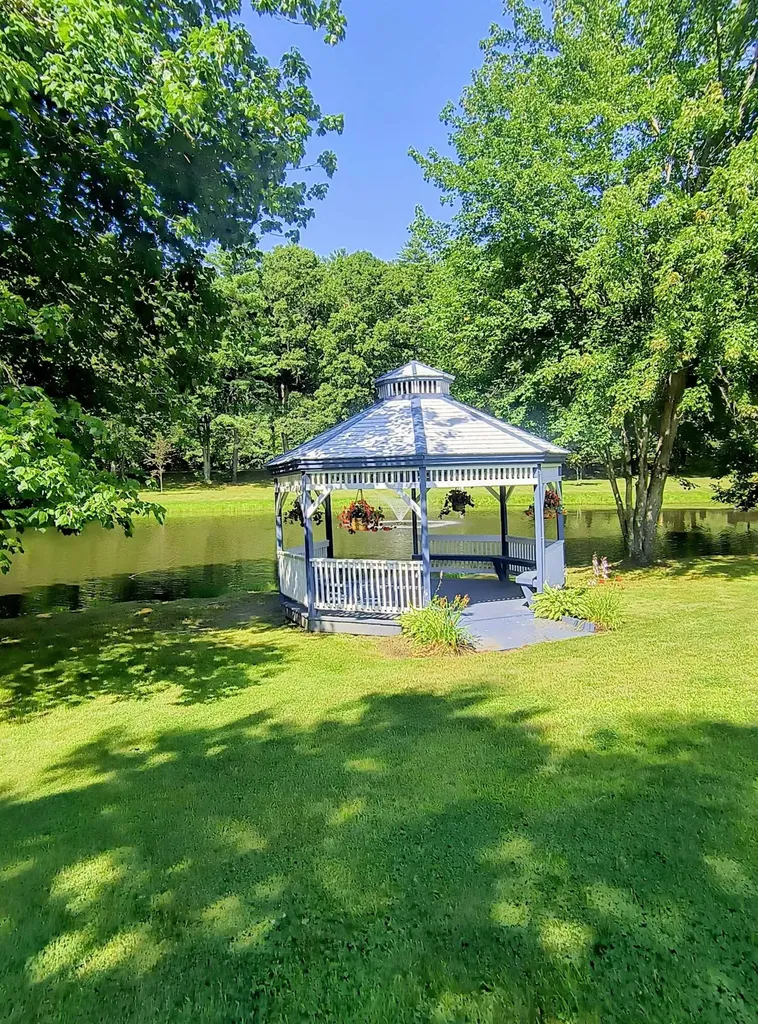 8 South Dewberry Lane Rochester NH 03867