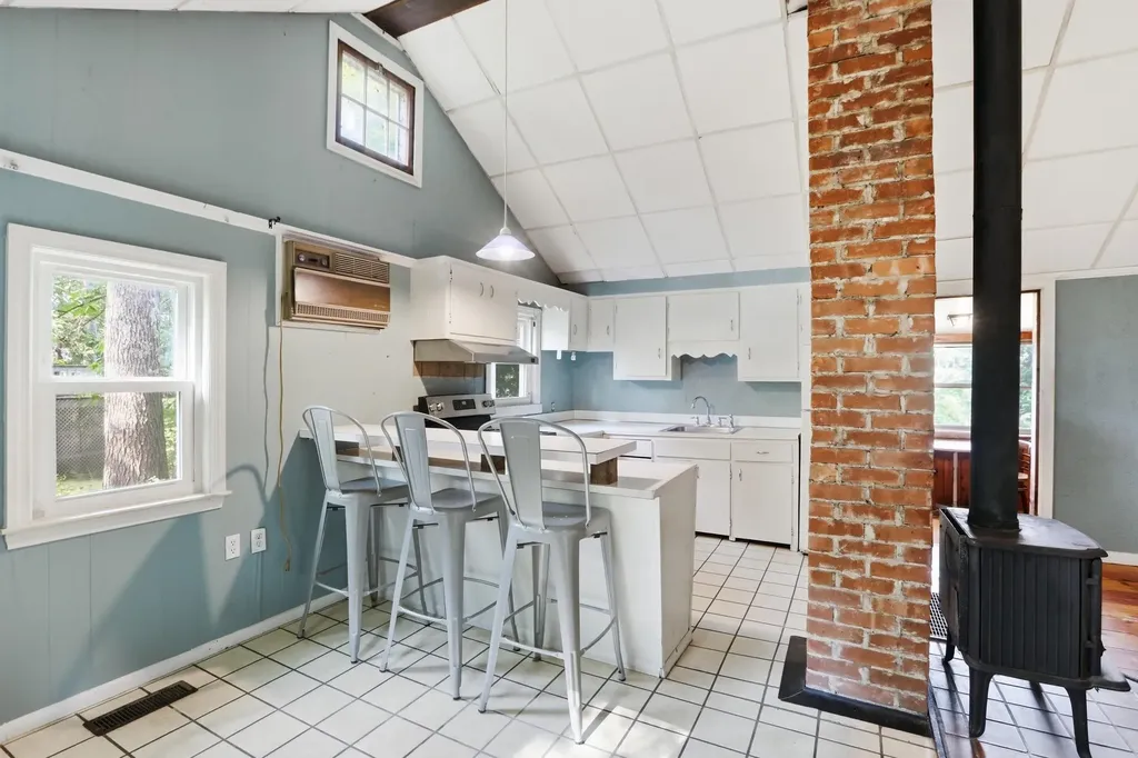 16 Hillside Avenue Amherst NH 03031-1840