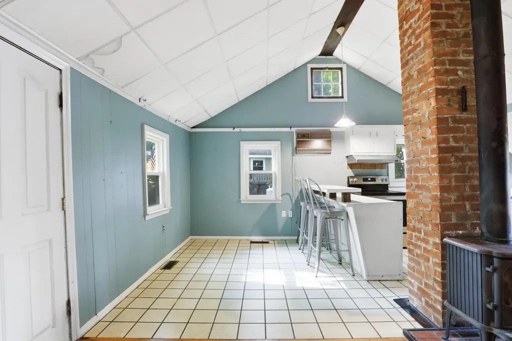 16 Hillside Avenue Amherst NH 03031-1840