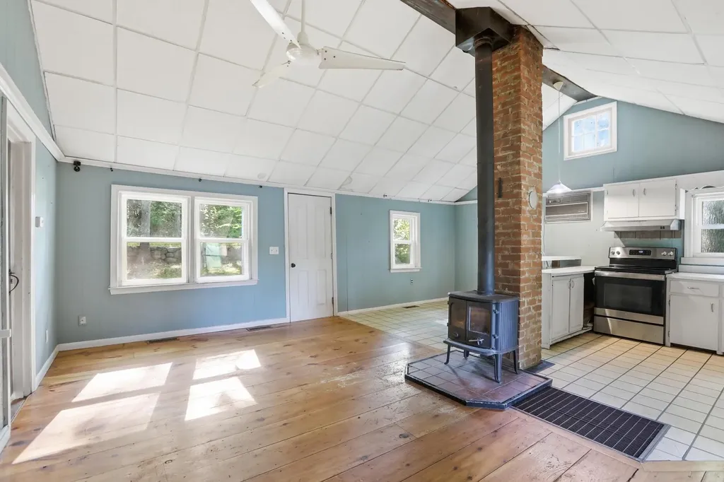 16 Hillside Avenue Amherst NH 03031-1840