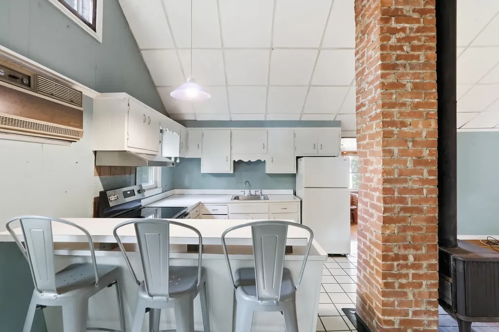 16 Hillside Avenue Amherst NH 03031-1840