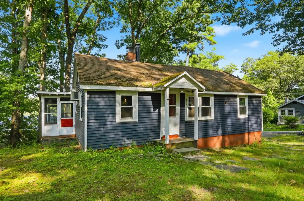 16 Hillside Avenue Amherst NH 03031-1840
