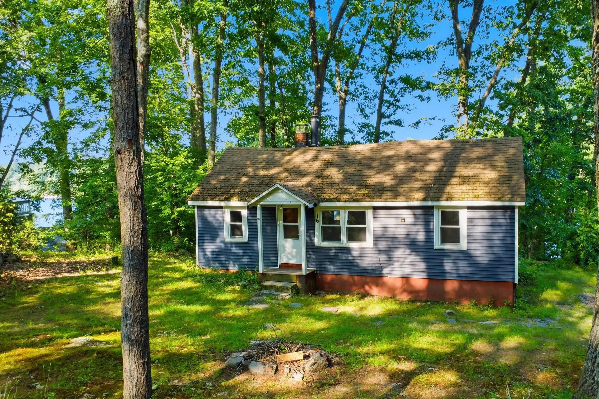16 Hillside Avenue Amherst NH 03031-1840