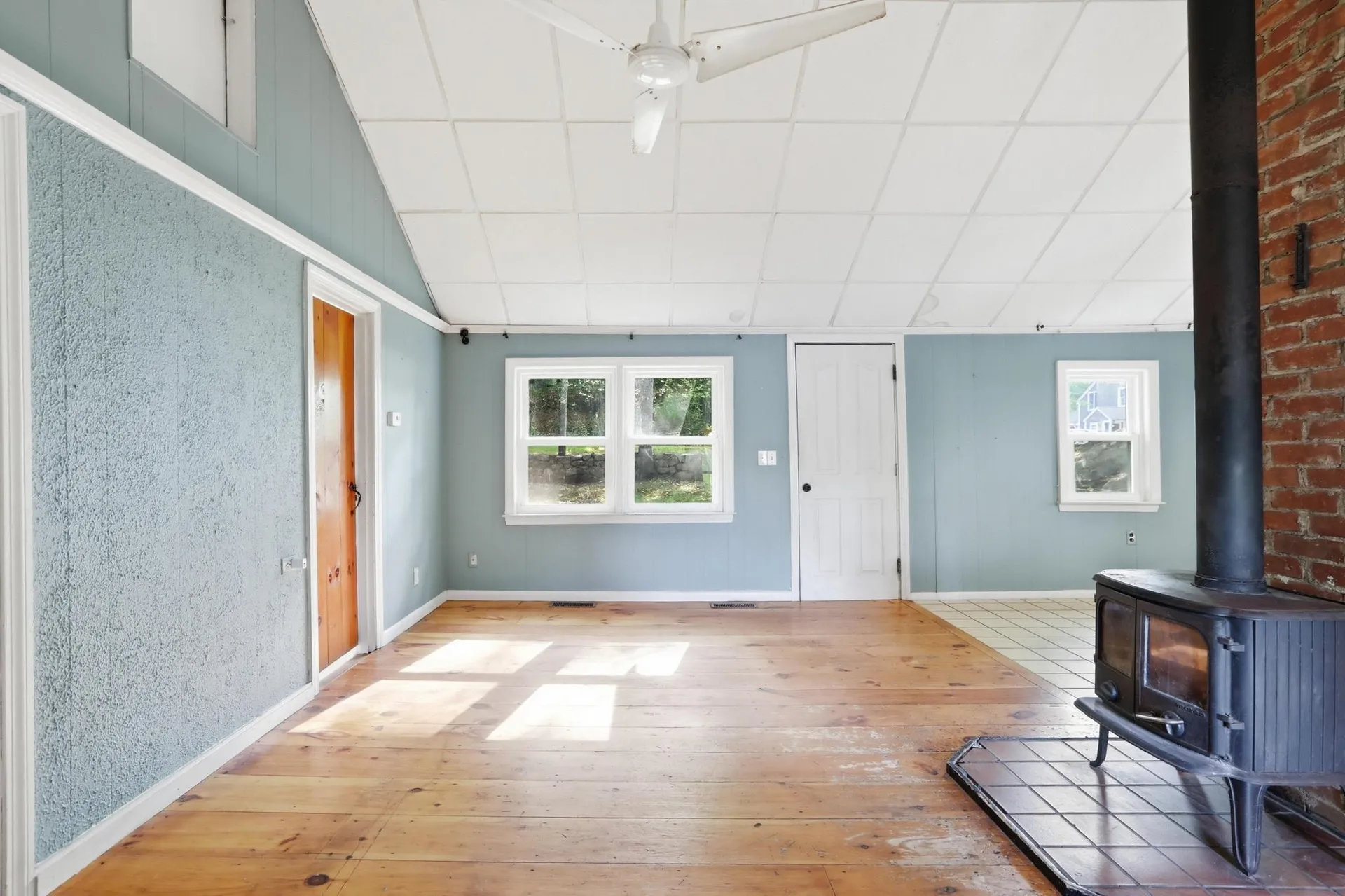 16 Hillside Avenue Amherst NH 03031-1840