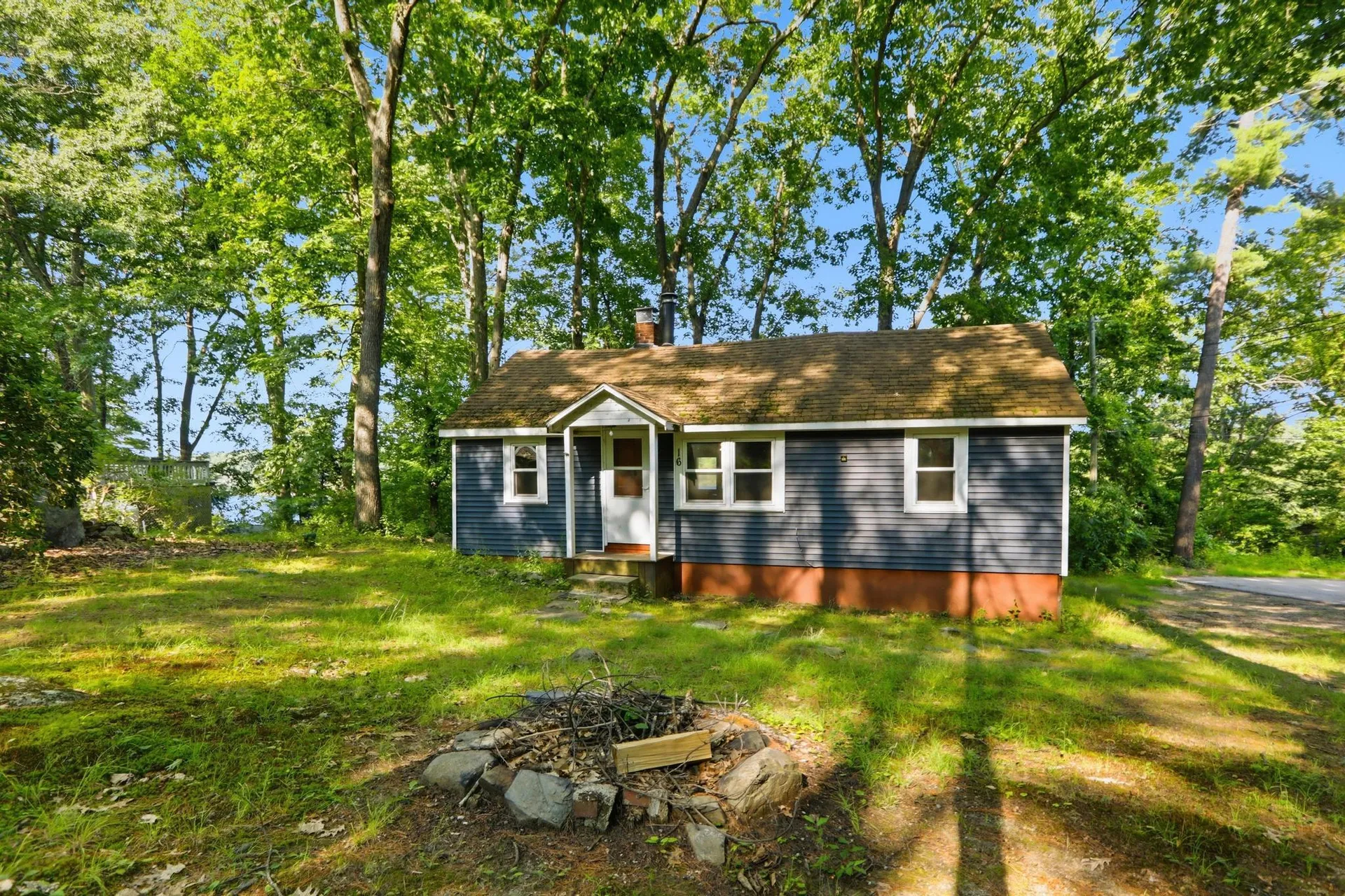 16 Hillside Avenue Amherst NH 03031-1840