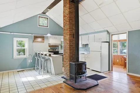 16 Hillside Avenue Amherst NH 03031-1840