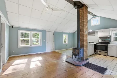 16 Hillside Avenue Amherst NH 03031-1840