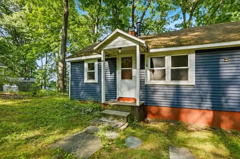 16 Hillside Avenue Amherst NH 03031-1840
