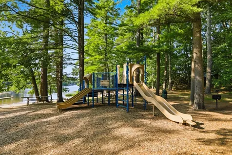 16 Hillside Avenue Amherst NH 03031-1840