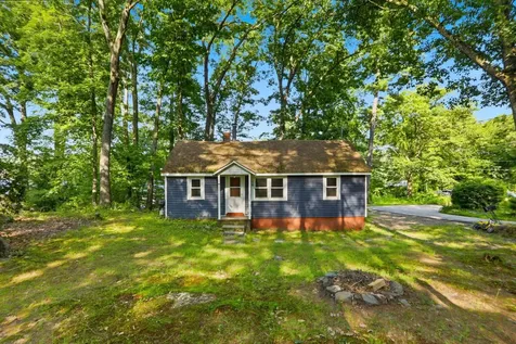 16 Hillside Avenue Amherst NH 03031-1840