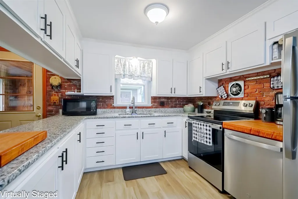 30 Horse Corner Road Chichester NH 03258