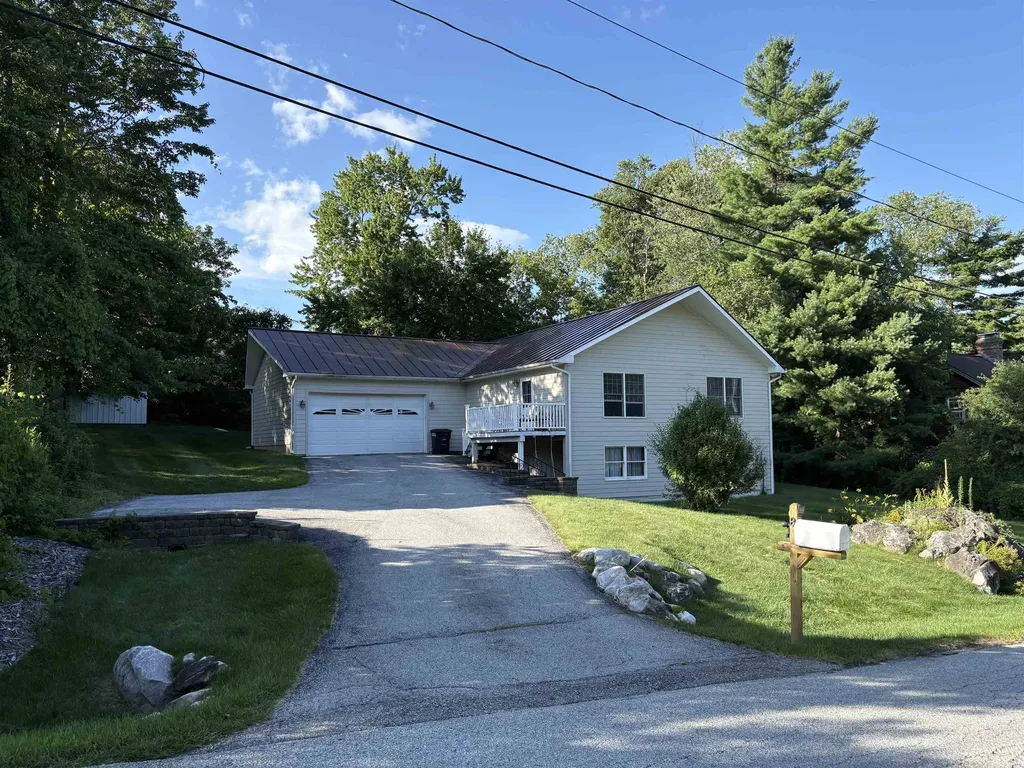 8 Lamontagne Lane Rutland City VT 05701-3782