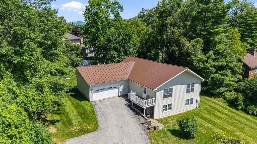 8 Lamontagne Lane Rutland City VT 05701-3782
