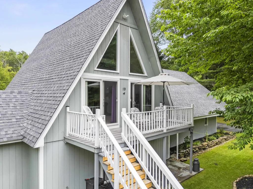 19 North Road North Hampton NH 03862