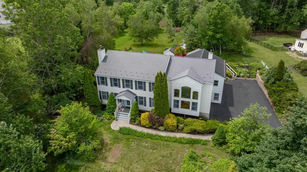 7 Longview Circle Pelham NH 03076