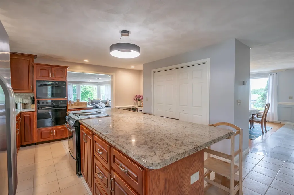 7 Longview Circle Pelham NH 03076