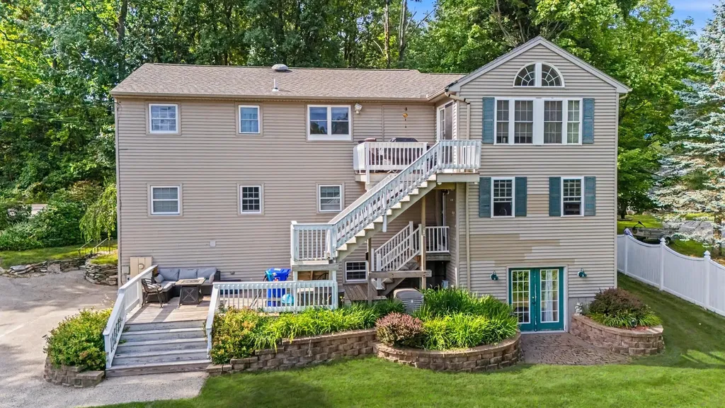 132 Barretts Hill Road Hudson NH 03061