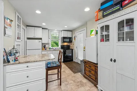 132 Barretts Hill Road Hudson NH 03061