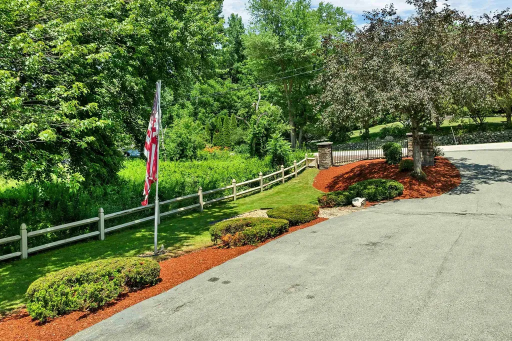 98 Robinson Road Hudson NH 03051