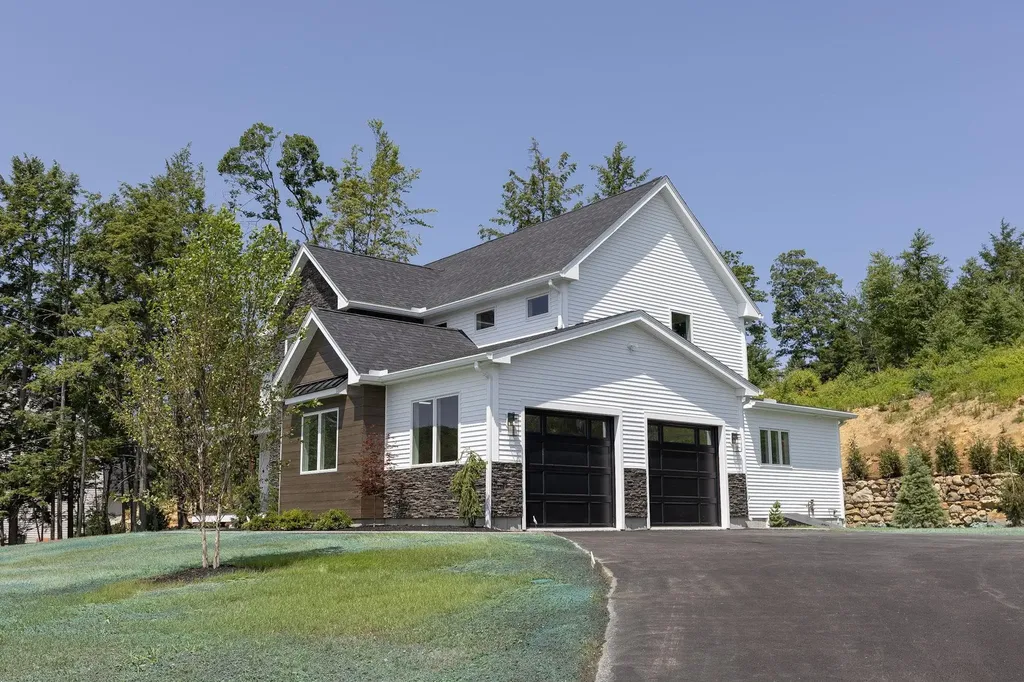25 Indian Rock Road Bedford NH 03110