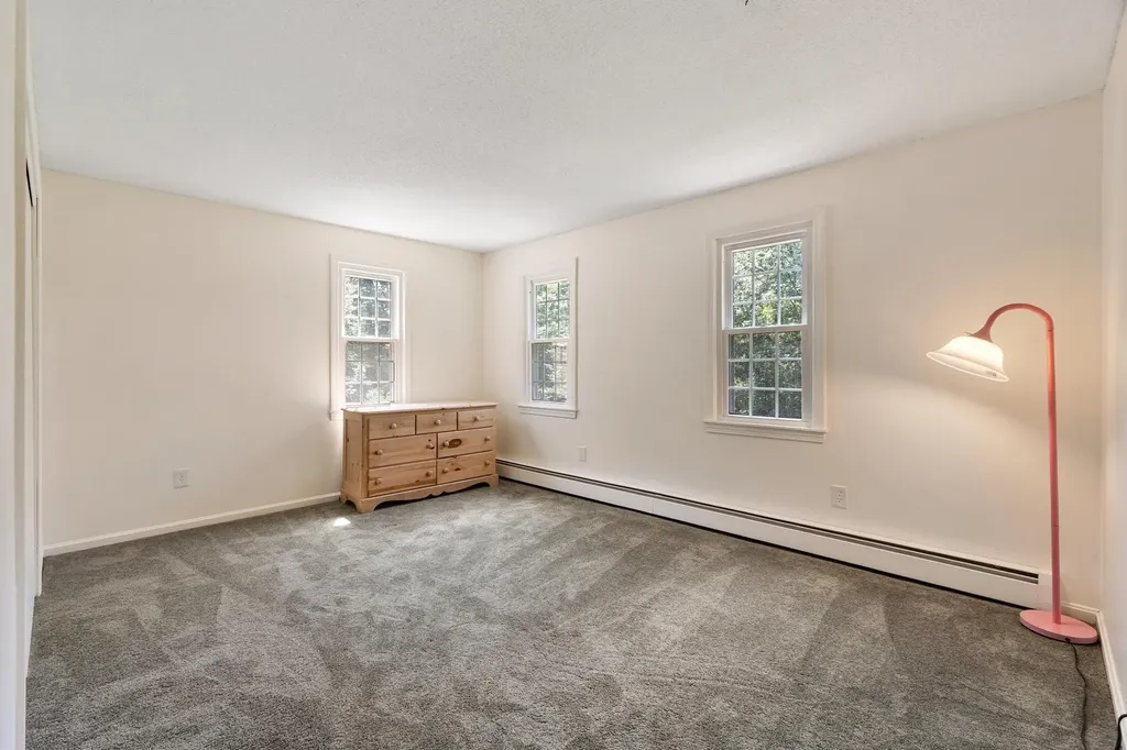 11 Ashley Drive Londonderry NH 03053