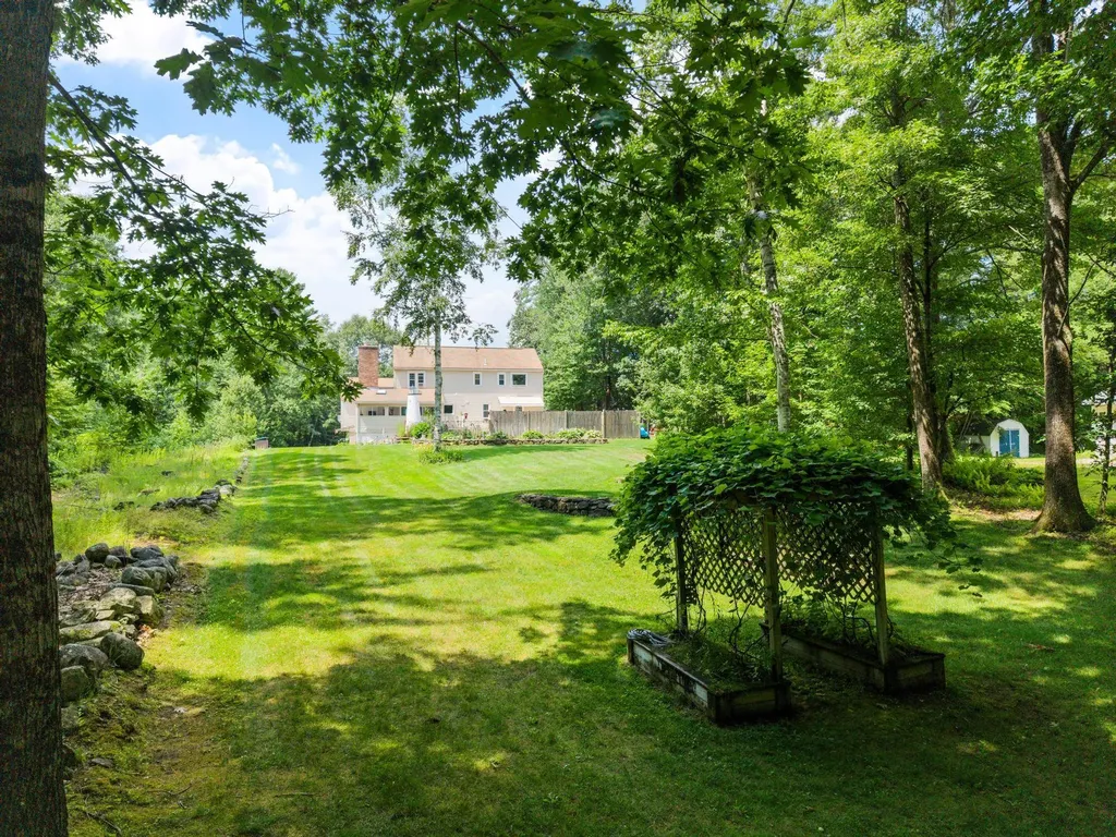 11 Ashley Drive Londonderry NH 03053