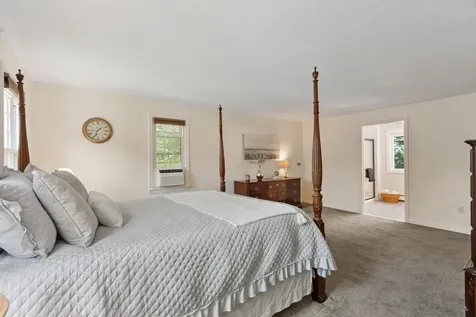 11 Ashley Drive Londonderry NH 03053