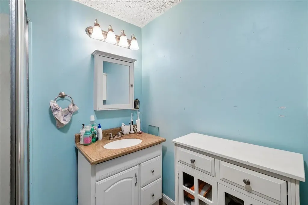 549 Lake Avenue Manchester NH 03103