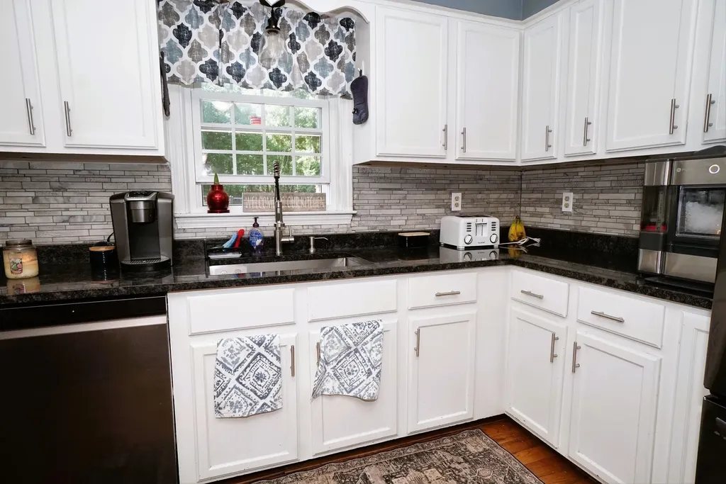 90 Green Road Raymond NH 03077