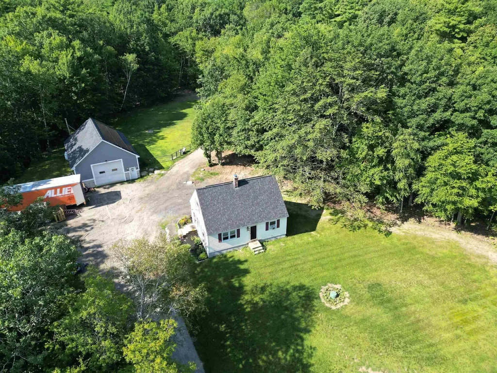 90 Green Road Raymond NH 03077