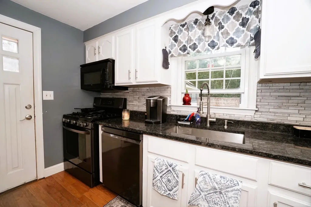 90 Green Road Raymond NH 03077