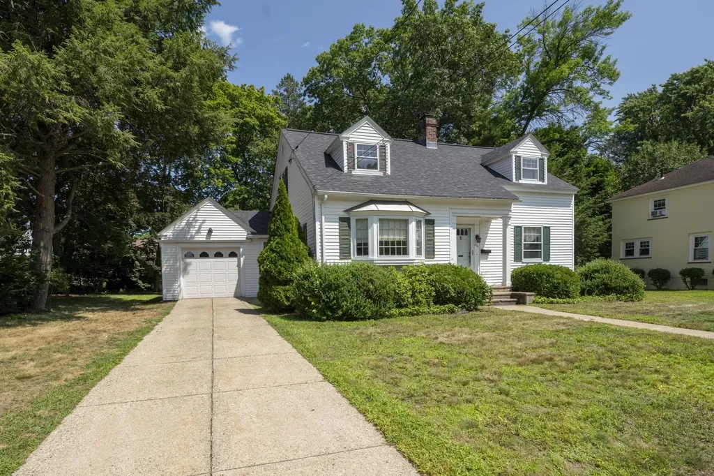 831 Maple Street Manchester NH 03104