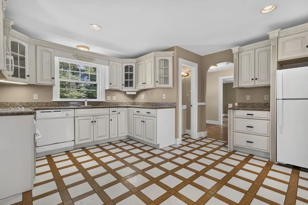 831 Maple Street Manchester NH 03104