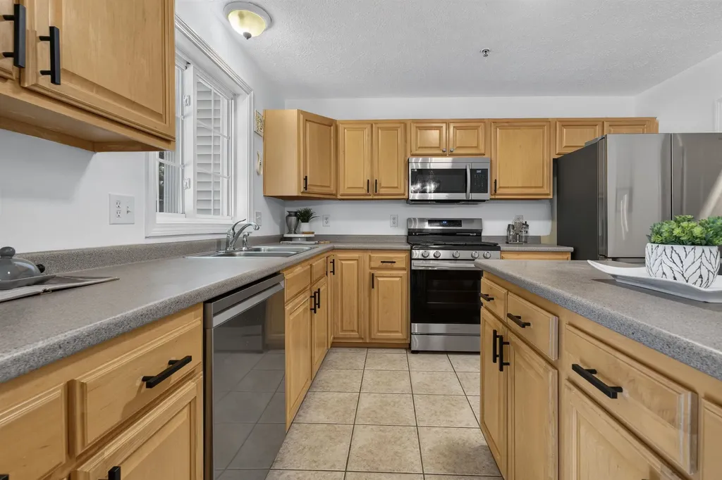 38 Georgetowne Drive Nashua NH 03062
