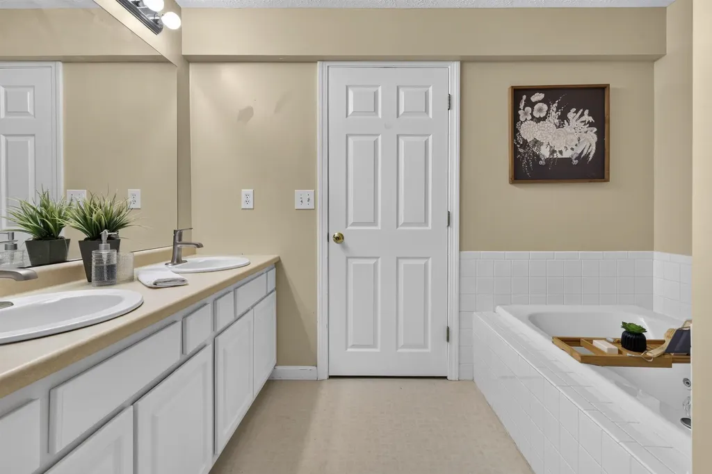 38 Georgetowne Drive Nashua NH 03062