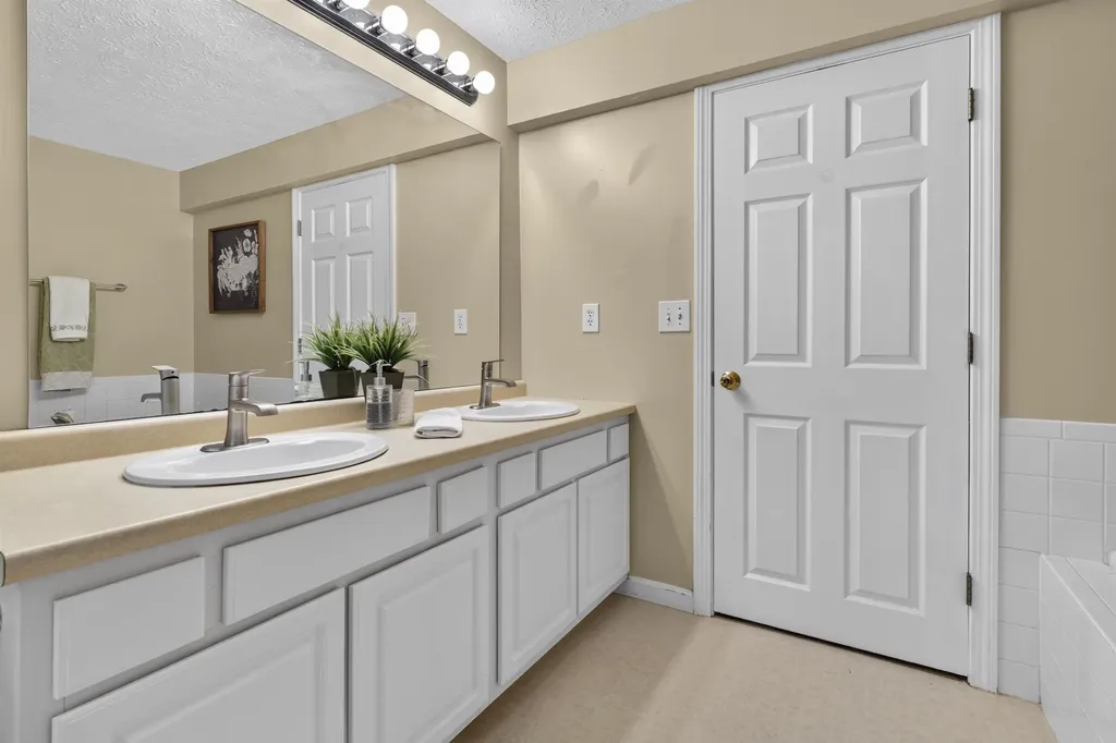 38 Georgetowne Drive Nashua NH 03062