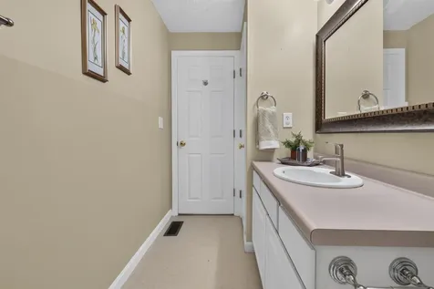 38 Georgetowne Drive Nashua NH 03062