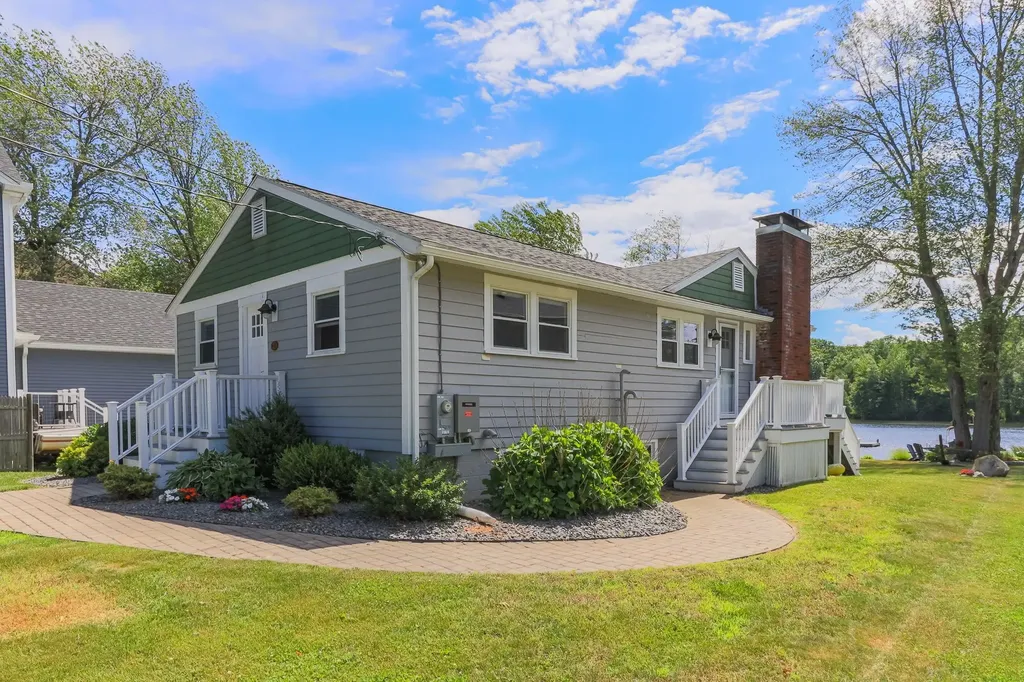 23 Escumbuit Road Derry NH 03038