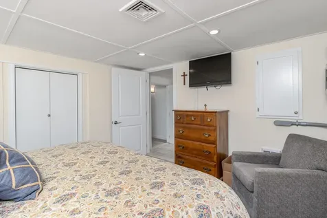 23 Escumbuit Road Derry NH 03038