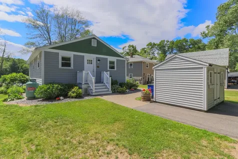 23 Escumbuit Road Derry NH 03038