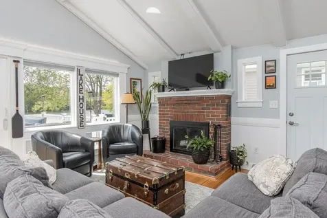 23 Escumbuit Road Derry NH 03038