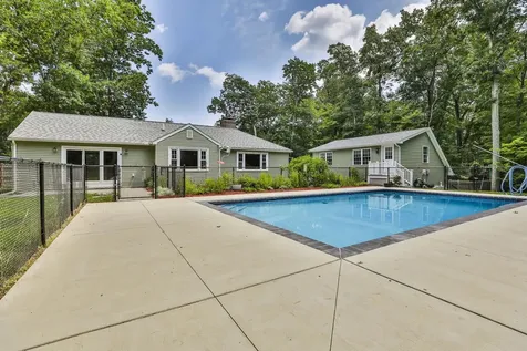 28 Beverlee Drive Nashua NH 03064