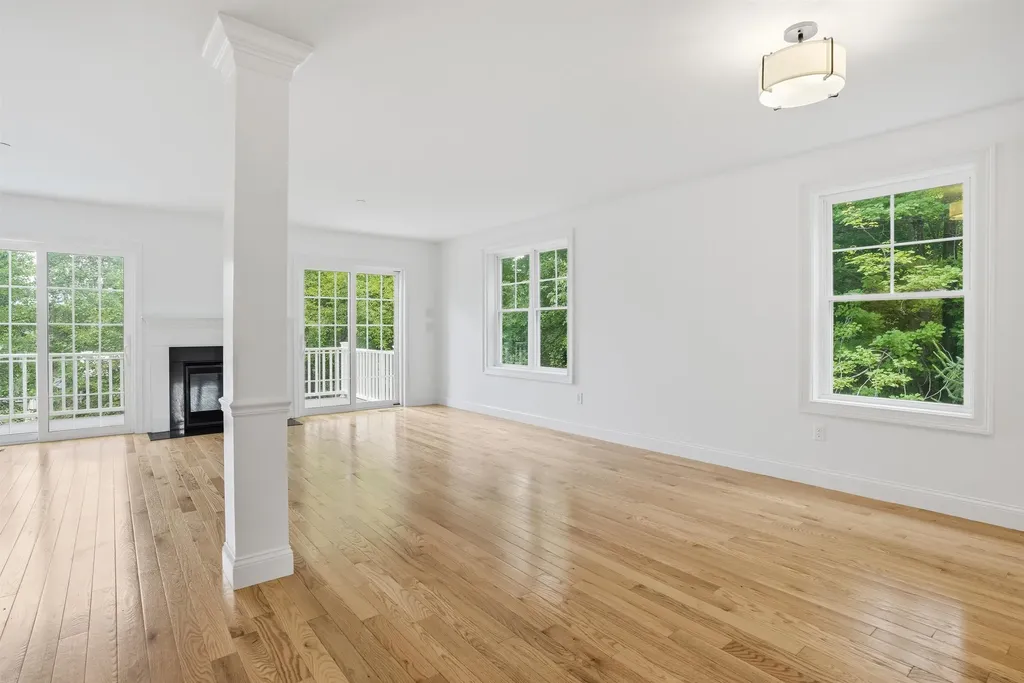18 Dumaine Avenue Nashua NH 03063