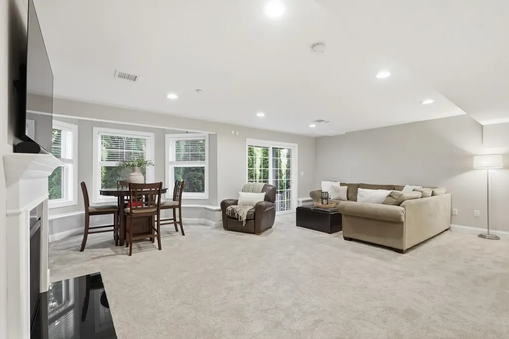 8 Manor Drive Hooksett NH 03106